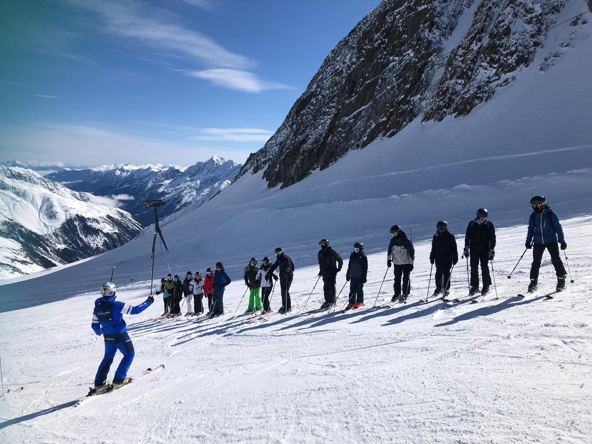 wrenski2022's tweet photo. Groups having fun on the slopes https://t.co/wkOcO04iPC