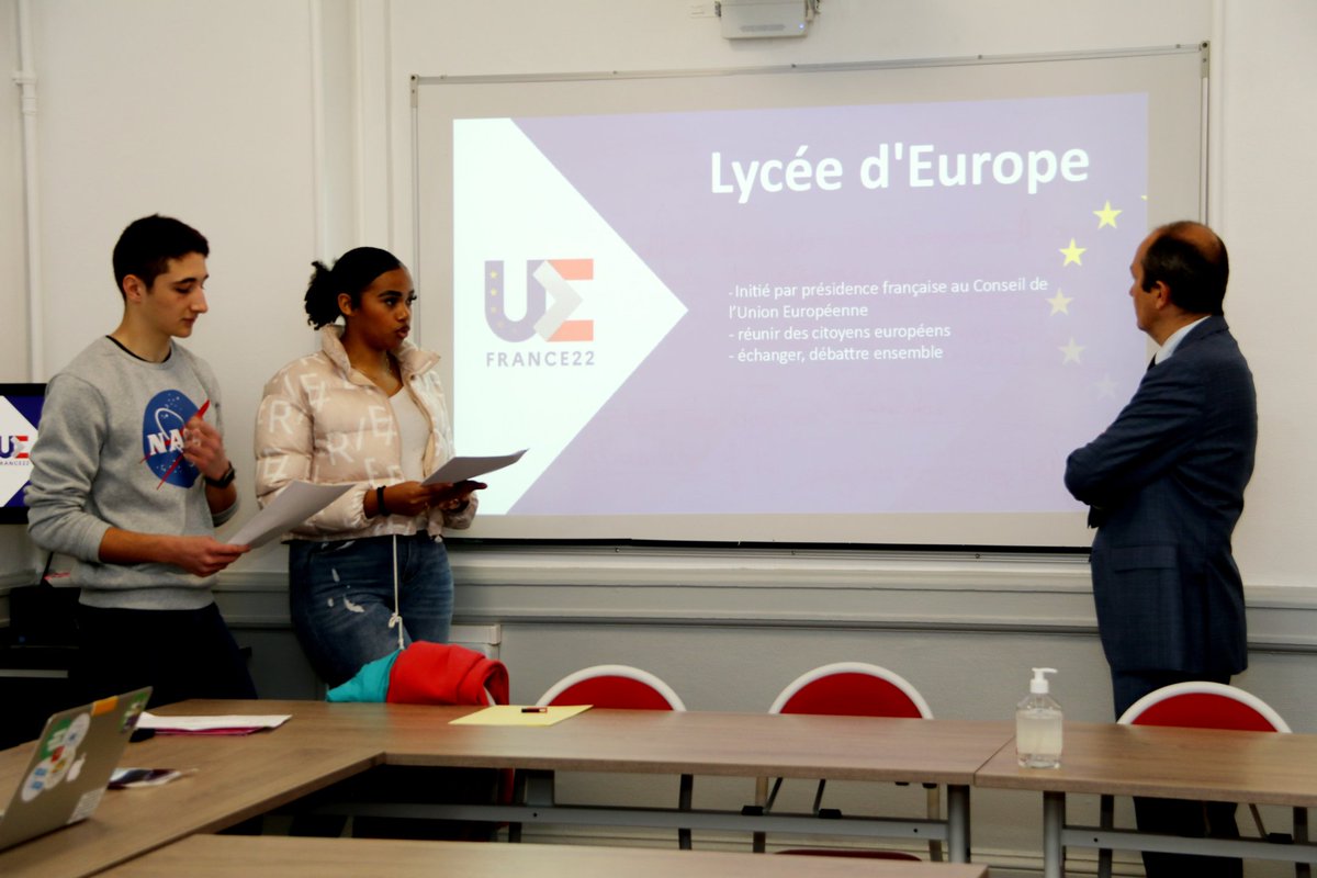 acclermont's tweet photo. Le Recteur @BenmiloudKarim est avec les lycéens élus du #CAVL, @CIEDClermont63 et @JE_Auvergne pour une séance consacrée à la présidence française de l'union Européenne.
🇪🇺retour sur le projet "lycée de l'Europe"
🇪🇺4 ateliers consacrés aux priorités de la #PFUE2022 
@DAVLClermont https://t.co/1m4EYY2xGi