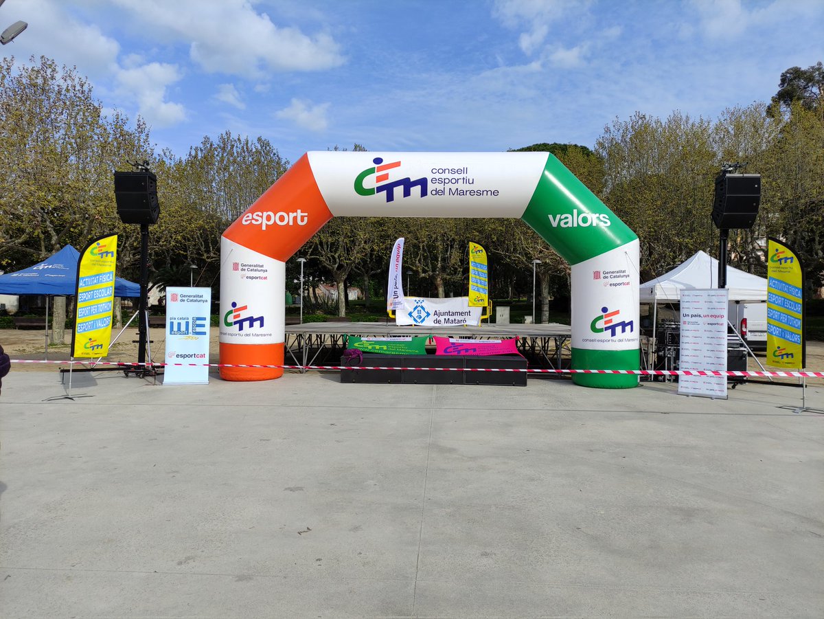 CEMaresme's tweet photo. Aquest matí a @matarocat organitzem el Dia de l Educació Física que coincideix amb el #DMAF2022 .
1900 nenes i nens 3r i 4rt, 78 classes de 26 escoles d'educació física simultànies participen a la 1a part de la jornada.
#pcee #PlaEducatiuEntorn https://t.co/H3RKJHWXSb