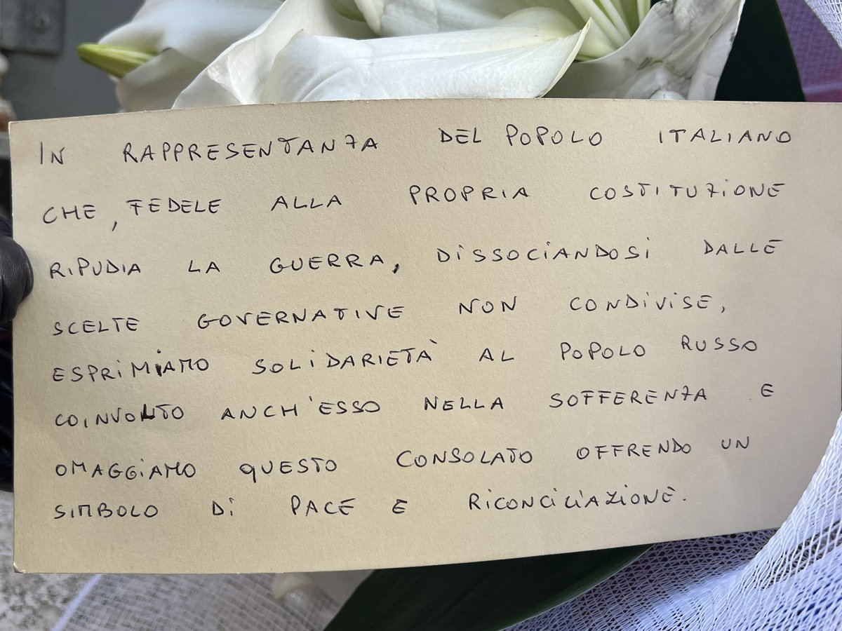 Stamattina all’ingresso dell’Ambasciata abbiamo trovato un mazzo di fiori e un biglietto con le parole di solidarietà da parte dei cittadini italiani. Vi ringraziamo sentitamente per questa testimonianza  di amicizia.