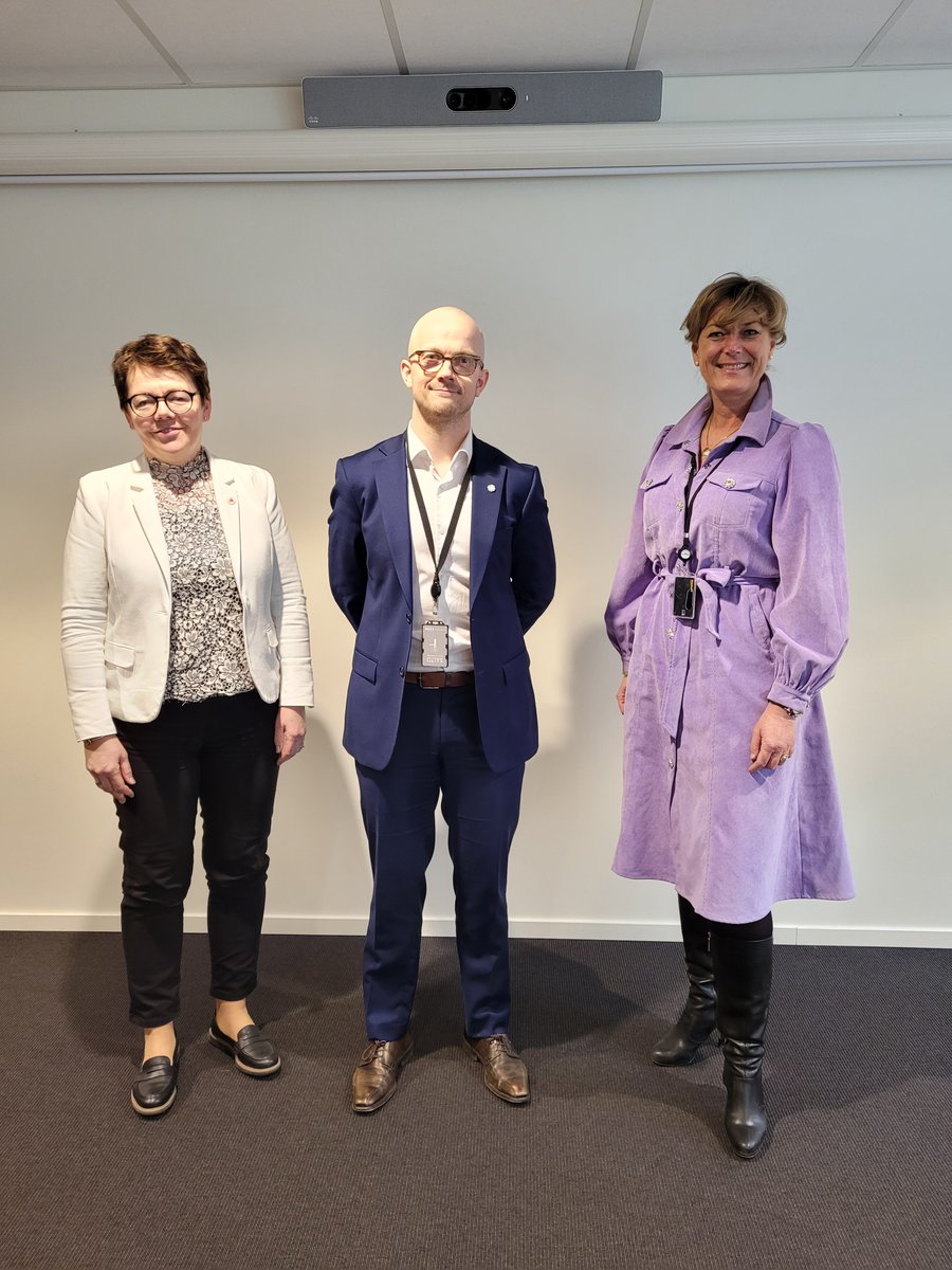 Vi er veldig glade for <a href="/Senterpartiet/">Senterpartiet</a> sin støtte til vår rolle i beredskapsarbeidet! Takk for møtet statssekretær Erik Sandsmark Idsøe i <a href="/Justisdep/">Justisdepartementet</a>. Vi ser frem til videre samarbeid om omsorgsberedskap og vold mot kvinner! <a href="/greteherlofson/">Grete Herlofson</a>