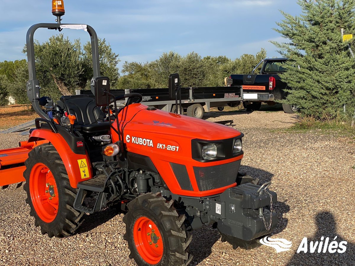grupo_aviles's tweet photo. Β‘Buenos dΓas familia!
Hoy os presentamos un tractor compacto pero potente, el πππ-πππ
ππ¨πππ§ππ’π π² π―ππ«π¬πππ’π₯π’πππ
#GrupoAvilΓ©s #kubota #grupoaviles #agricola #EK1 #tractor #tractores #tratoresagricolas #agricultura #tractorcompacto
https://t.co/IhjBYBqOqr https://t.co/z56FKAralF