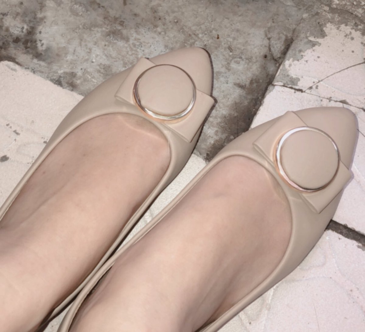 Flatshoes ✨

Aku pake warna mocca, bagus sepatunyaa dan empukk. Ada 3 warna yg bisa dipilih, ada mocca, hitam dan camel

🛒 shope.ee/3V4WNg6qRM