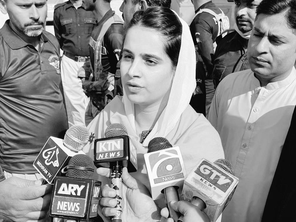 UmeRubabchandio's tweet photo. نہ ہاری ہے ہمت اور نہ ہاروں گی لوگوں 
میں ظلم کی جڑیں اکھاڑوں گی لوگوں 
صدائے مظلوم کی یکجہتی کہتے ہیں مجھے
سندھ والے سندھ کی بیٹی کہتے ہیں مجھے
#UmeRubab✍️ https://t.co/WxJFWYe7Gg
