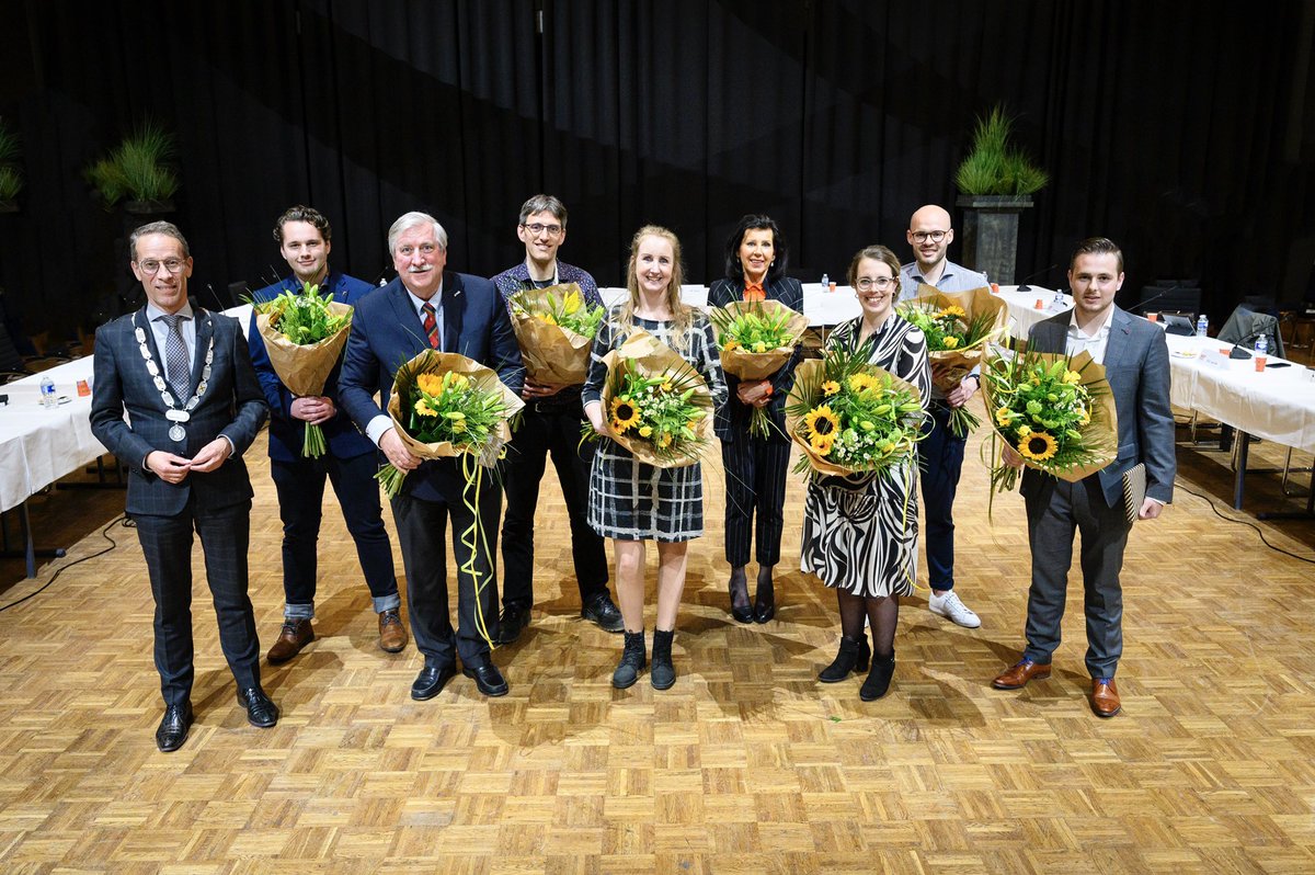 raad_sliedrecht's tweet photo. De gemeenteraad is niet compleet zonder de inzet en inbreng van de #burgerraadsleden. Op dinsdagavond 5 april zijn er acht burgerraadsleden benoemd en geïnstalleerd. Na het afleggen van de eed of de belofte kunnen zij aan de slag voor #Sliedrecht. 👏💪 https://t.co/CLxcxlL5E3