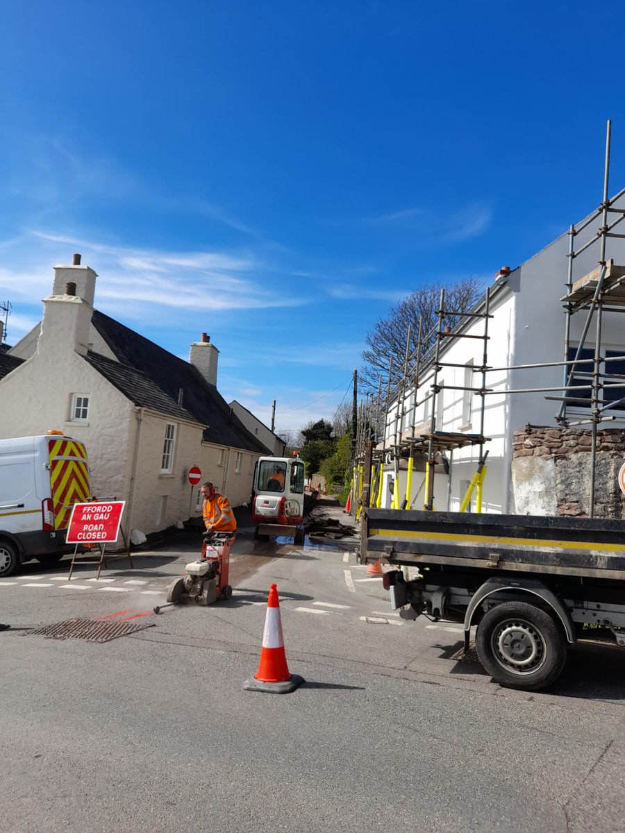 DigitalPembs's tweet photo. Ultrafast fibre is coming! 
There is a road closure in Dale today while work continues on the new fibre broadband network.   
Engineers are busy bringing the benefits of ultrafast fibre closer to the area’s residents and businesses.
#FTTP #DCMS #projectgigabit https://t.co/kgnD6zYwkw