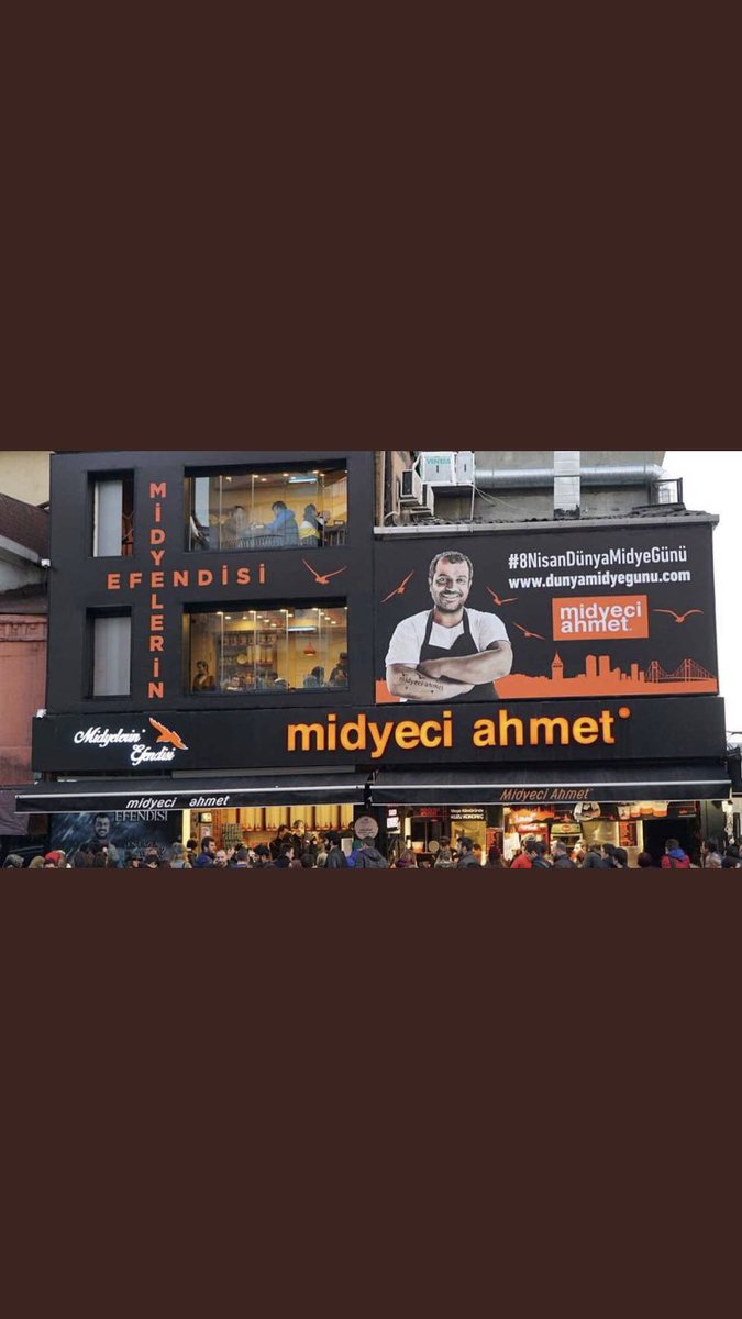 ismail_bs82's tweet photo. Seyyar tezgâhta satış yaparken işi büyütüp 25 dükkanlık Midyeci Ahmet zincirini #Eşinle Kuracaksın.
O kadıncağız Kolyesini satıp patentini alacak.
Borçlarınız varken senin için savaşacak o kadıncağız.
Ve Sonunda Parayı Bulunca Eşini Bırakacaksın.
Hainsin Be #MideyeciAhmet https://t.co/dNgLs2hBz7