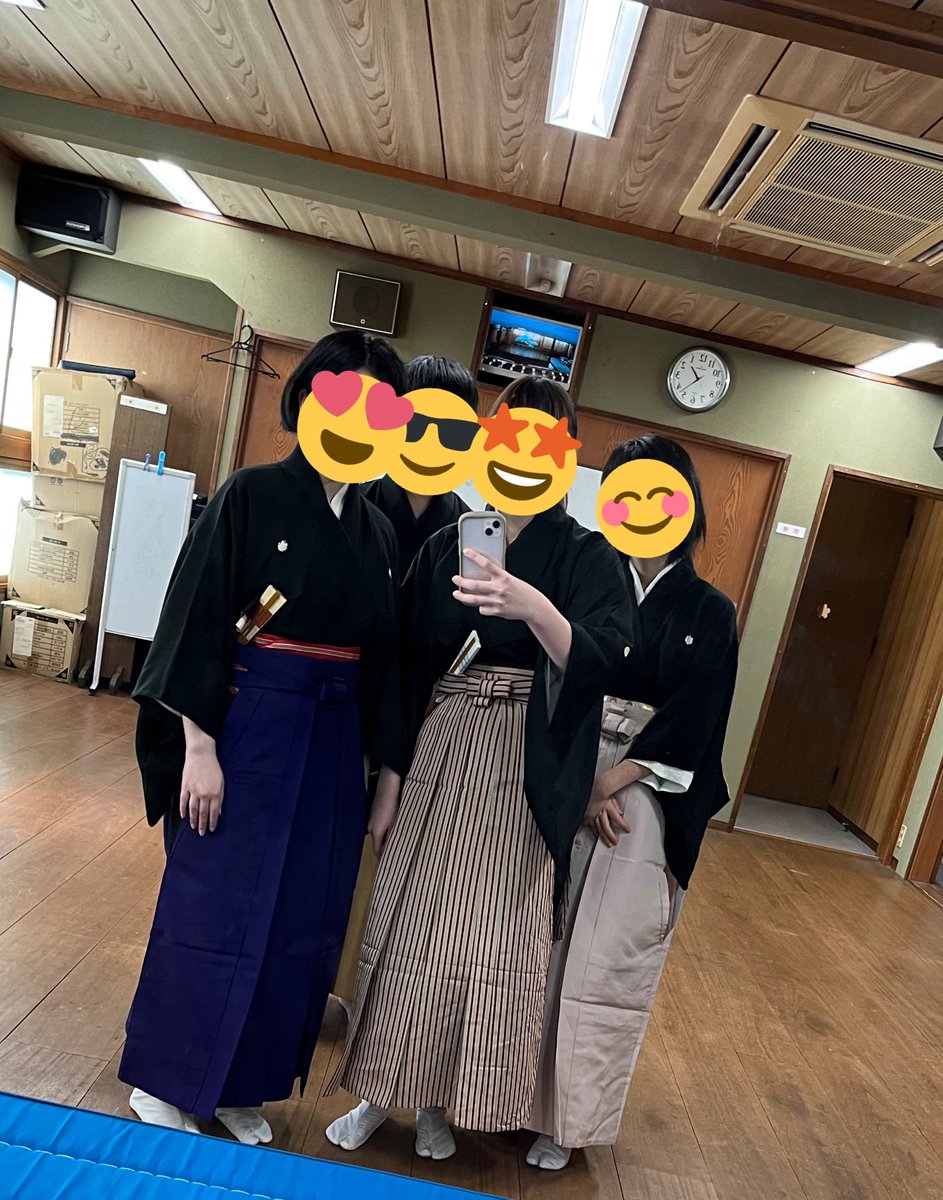 #春から九大 
新入生の皆さん、入学式お疲れ様です✨
これから本格的に授業が始まっていきますね
部活もそろそろ探し始める頃ではないでしょうか？
能楽部では、4月13日にセンター2号館「2215教室」で新歓ガイダンスを開催します！
かっこいい袴を来た先輩がお出迎えしますよ
仲良し写真をどうぞ！笑