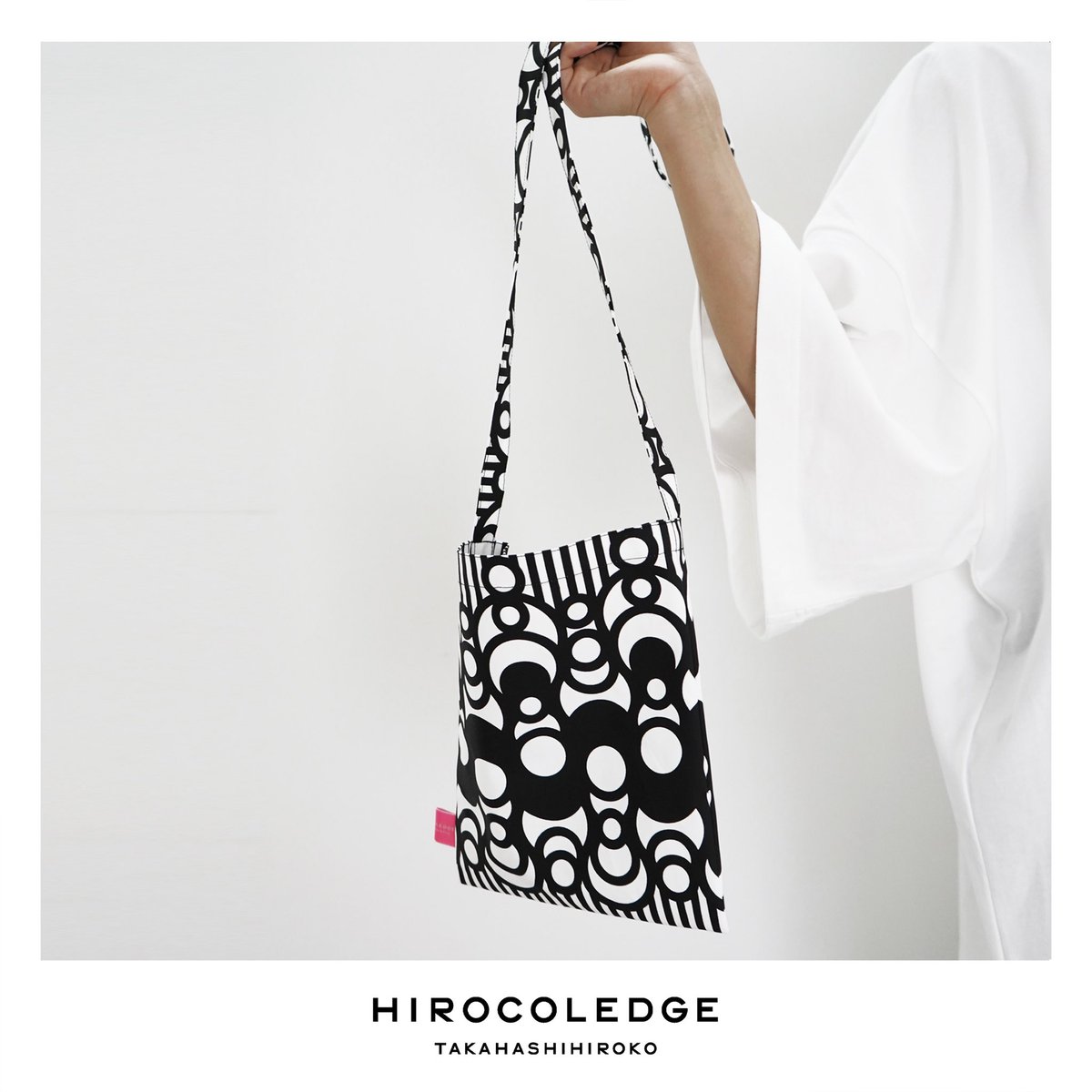 HIROCOLEDGE's tweet photo. 旅行用のサブバッグとしても重宝します。

サコッシュ [ DECO ]は、全4色
同柄同色でトートバッグもございますので、ぜひご覧ください。

掲載商品はこちら
https://t.co/DMOOUFy56k

----------------
#takahashihiroko #hirocoledge #ヒロコレッジ #高橋理子 https://t.co/eP8A9wlDyR