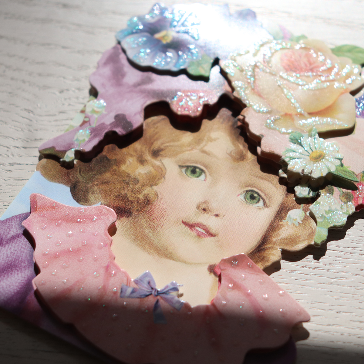 robinmarugame's tweet photo. 春の花を集めた帽子を被った女の子🌼
可愛らしいデザインですが、
子供っぽくはならないのがパンチスタジオのグリーティングカードですね🥰
イースターカード色々ございます♪
#パンチスタジオ #punchstudio #イースター #easter #丸亀市
イースター雑貨 一覧
https://t.co/LZ8il2YZD2 https://t.co/r2A7JcvAyt