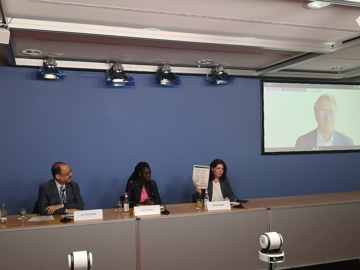 EckigerTisch's tweet photo. Wir präsentieren gerade das neue #BraveMovement (@BeBraveGlobal) und unseren Aufruf an die G7-Staaten im Haus der Bundespressekonferenz. 🇩🇪 muss Leadership übernehmen! #BeBraveScholz! https://t.co/G0KYNyVhzM