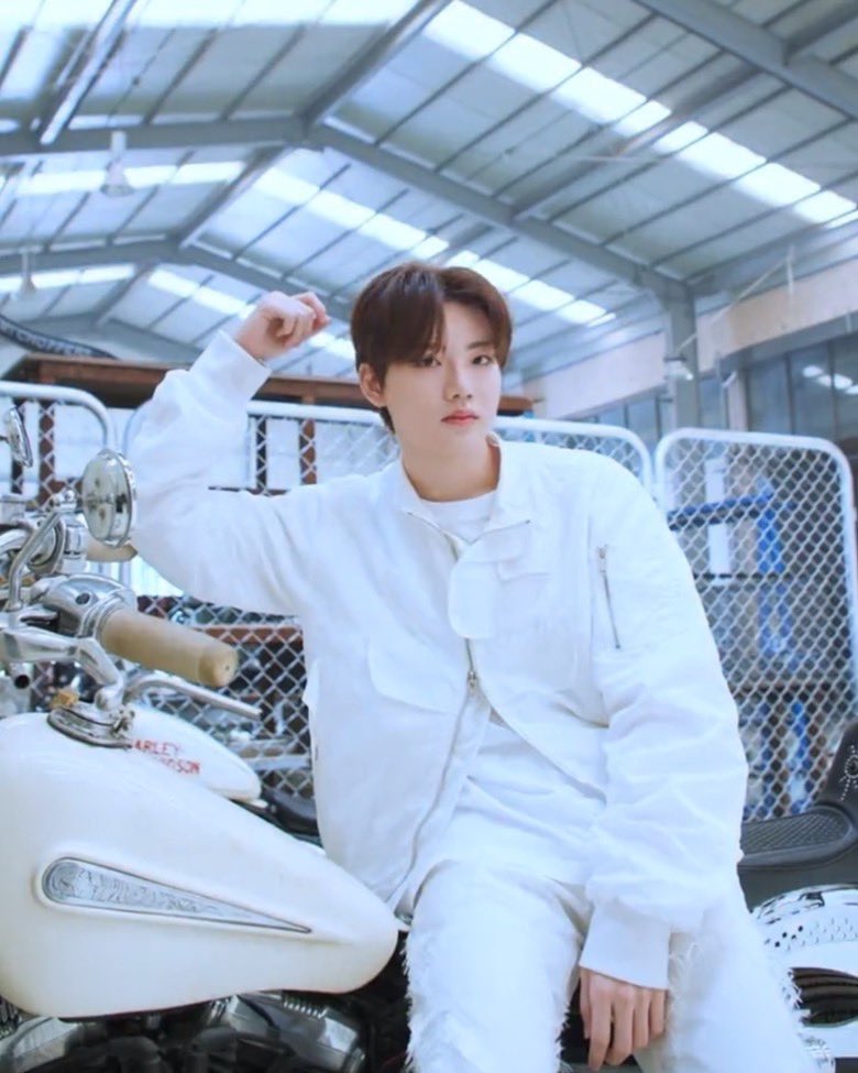 JKJSFEEDS's tweet photo. vroom vroom 🏍 https://t.co/6CJ9PuJYfb