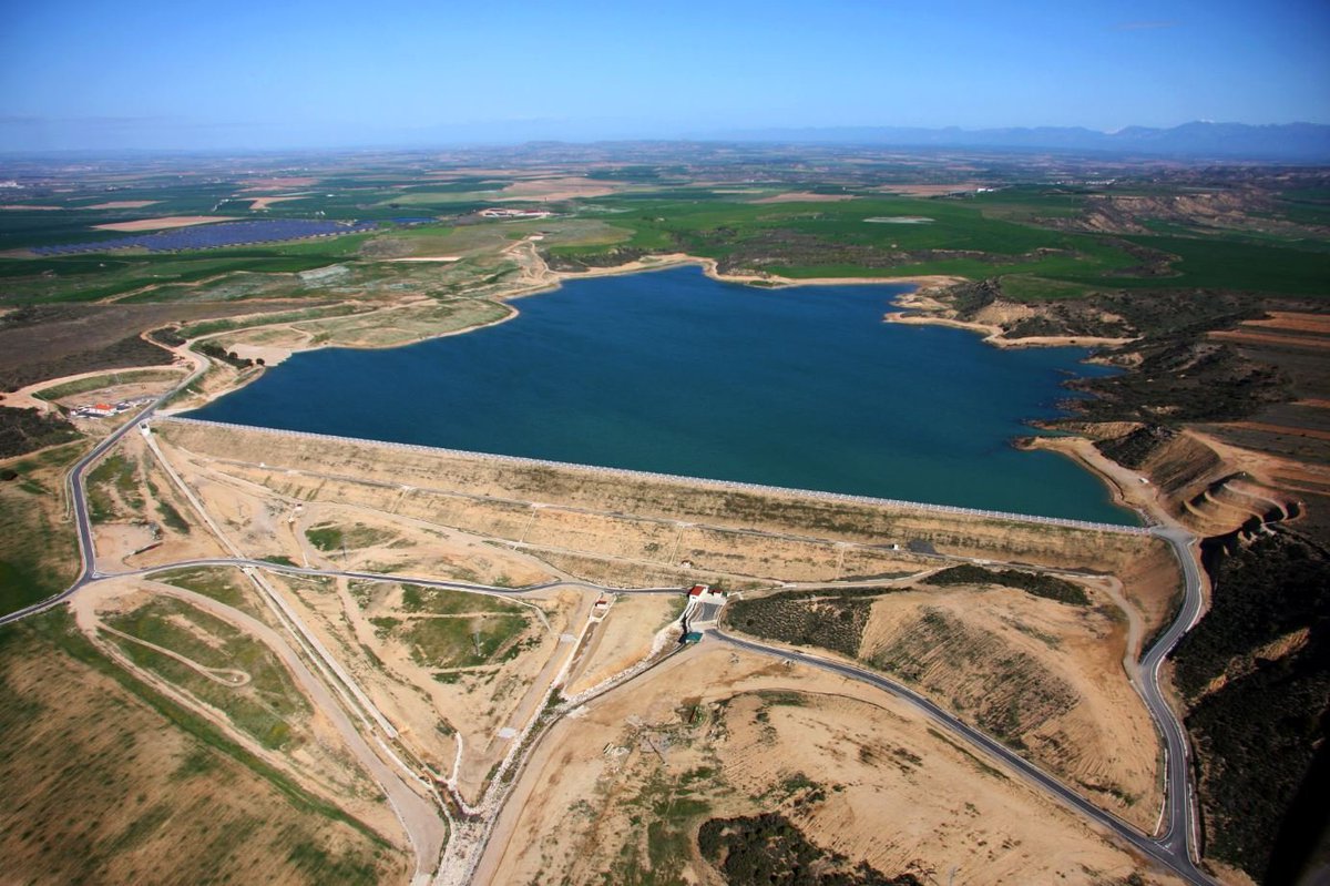 cronaueres's tweet photo. #JuevesDePresas La presa de Las Fitas genera un embalse de regulación del canal de Terreu. El uso principal es el riego. Junto con otras infraestructuras, permiten el riego de 4.000 has que antes necesitaban bombeo. Una foto actual (📷Sice) y 3 de cómo estaba en junio de 2009. https://t.co/9F03B1uaD6