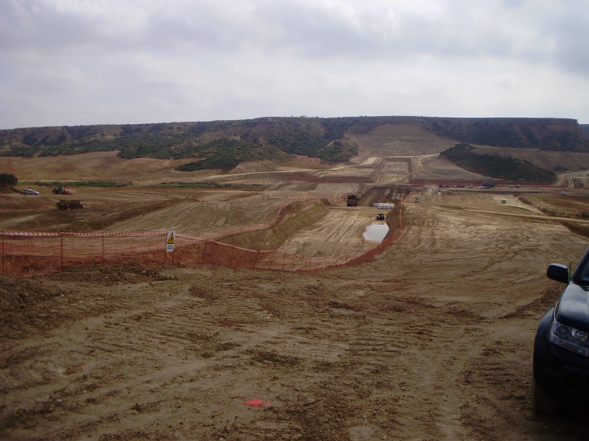 cronaueres's tweet photo. #JuevesDePresas La presa de Las Fitas genera un embalse de regulación del canal de Terreu. El uso principal es el riego. Junto con otras infraestructuras, permiten el riego de 4.000 has que antes necesitaban bombeo. Una foto actual (📷Sice) y 3 de cómo estaba en junio de 2009. https://t.co/9F03B1uaD6