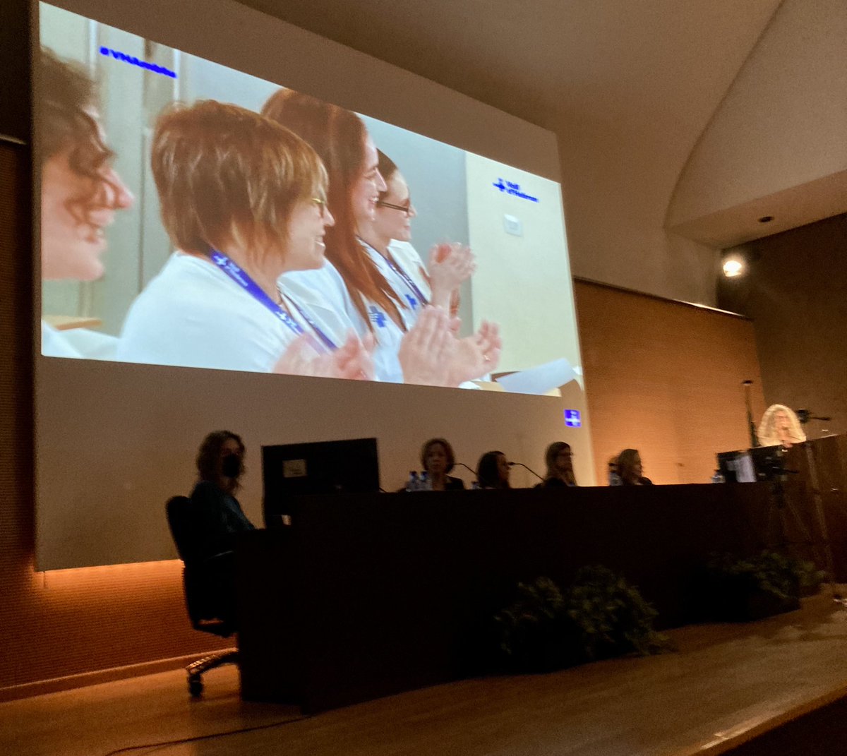 Isabelandres13's tweet photo. Gracies als participants en aquesta primera taula de la 1a Jornada Guies de Bona Pràctica RNAO @hgermanstrias @DorisGrinspun  @bpsogtrias. Compartint coneixement amb @Montmartnurse líder del projecte a @vallhebron i  Mercè Folguera líder  @BPSOLleida https://t.co/nbB55cf6Wi