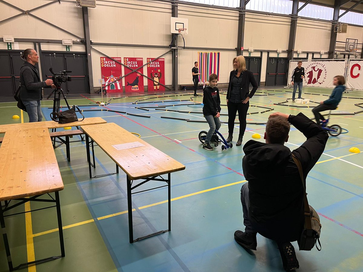 Fac_Revalidatie's tweet photo. De pers komt een kijkje nemen op het Balanskamp 'De Circus Doelen'. Spannend! Collega Katrijn Klingels legde aan @vrtradio2 uit wat DCD betekent: https://t.co/vjHrEchDun Kijkje achter de schermen? Dat kan!๐
#UHasselt #DCD #REVALResearch #Balanskamp https://t.co/8XpoFUCzBU