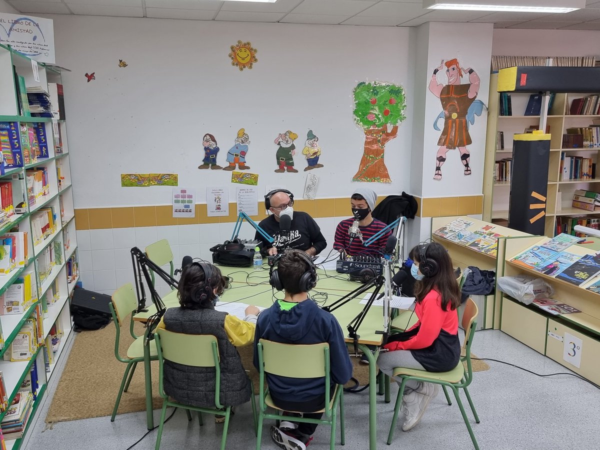 CarlosMeziat's tweet photo. VII SEMANA CULTURAL CEIP EL MIRADOR
Hoy seguimos con la radio. Tiago y Kevin emiten su podcast en directo desde la biblioteca. Además seguimos con los talleres de fisioterapia, geolocalización, música, planetas, etc. https://t.co/nrju11Nzt7