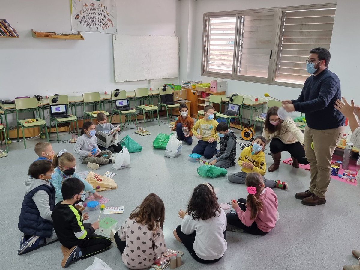 CarlosMeziat's tweet photo. VII SEMANA CULTURAL CEIP EL MIRADOR
Hoy seguimos con la radio. Tiago y Kevin emiten su podcast en directo desde la biblioteca. Además seguimos con los talleres de fisioterapia, geolocalización, música, planetas, etc. https://t.co/nrju11Nzt7