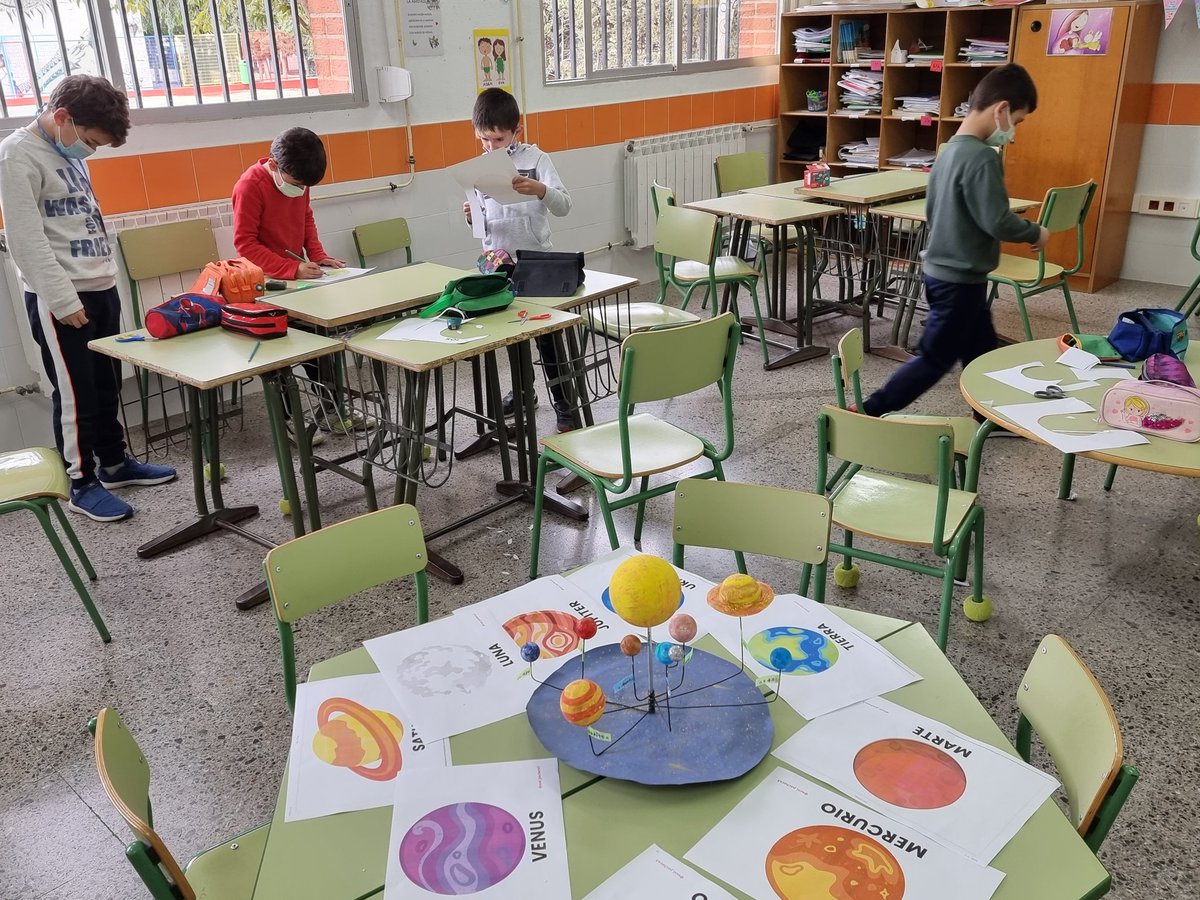 VII SEMANA CULTURAL CEIP EL MIRADOR
Hoy seguimos con la radio. Tiago y Kevin emiten su podcast en directo desde la biblioteca. Además seguimos con los talleres de fisioterapia, geolocalización, música, planetas, etc.