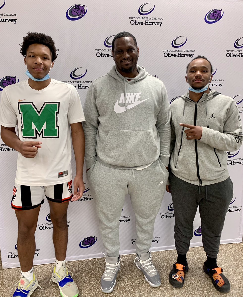 🏀 Great visit in Chi-Town yesterday with Coach Moore and the Olive-Harvey family!💪🏾 High level hoop on the horizon for next year #chasingscholarships <a href="/DohnPrepBball/">Dohn Prep Basketball</a> <a href="/MC_BrandonMoore/">Brandon Moore, M. Ed.</a>  <a href="/Gmanzy21/">G Jones 😈</a>  <a href="/MarjoniTate/">Marjoni Tate</a> <a href="/OliveHarvey_CCC/">Olive-Harvey College</a>
