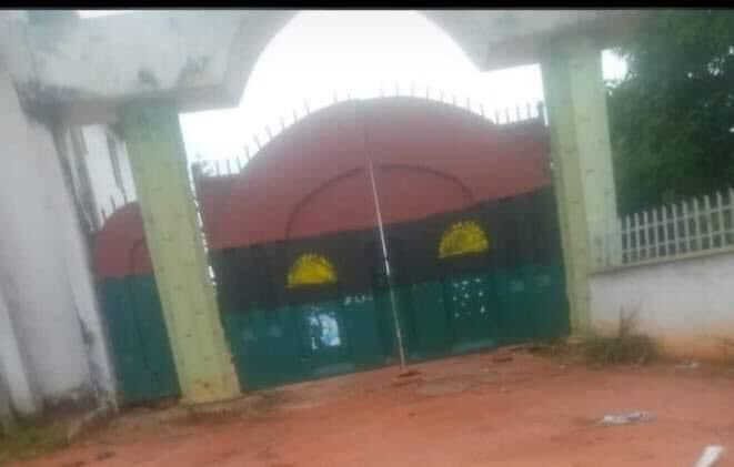 OmoteBiafra's tweet photo. ORSU LOCAL GOVERNMENT HEADQUARTERS GATE THIS MORNING. THE LOCAL GOVERNMENT OF THE GOVERNOR. UNA SEY WAHALA BE LIKE WETIN? 🤣🤣🤣 https://t.co/VCWvAOmo0Z