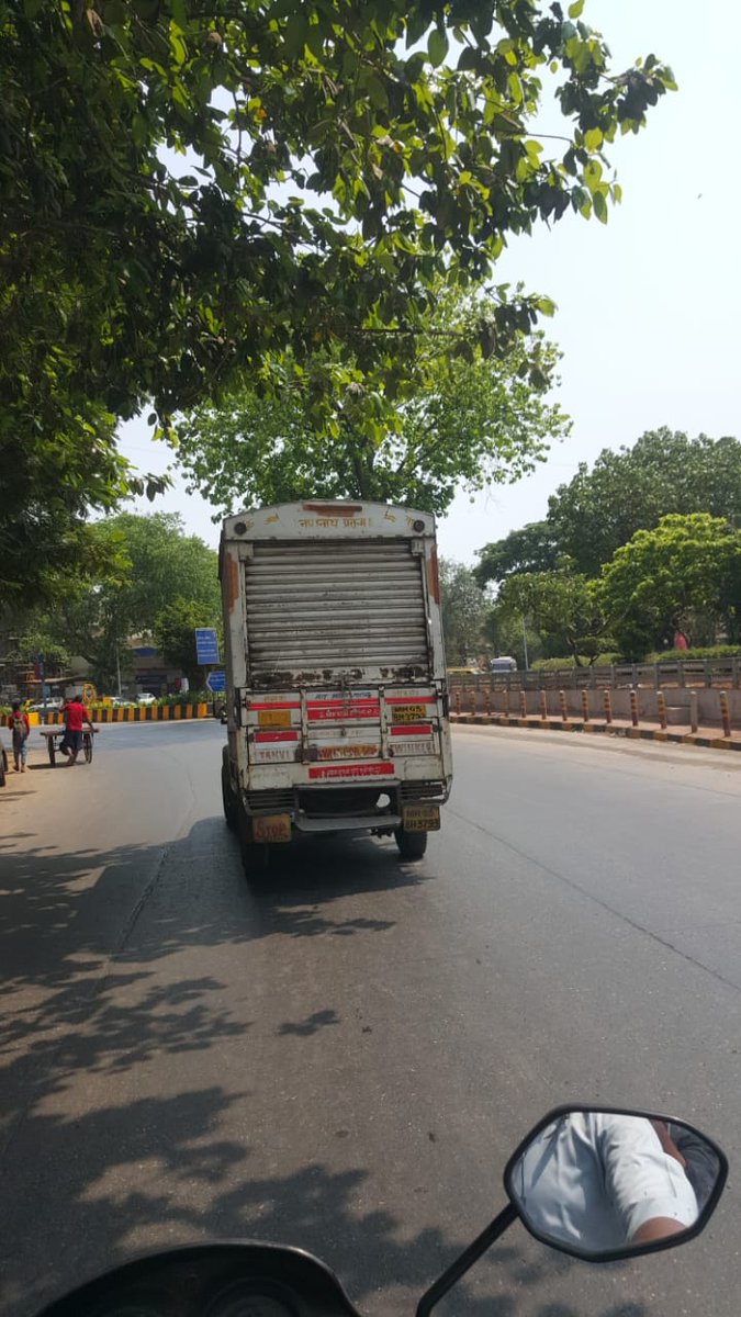 hrtofnation's tweet photo. @MumbaiPolice
@sanjayp_1
@CPMumbaiPolice

While driving Driver was on mobile phone call.. Pls take action against driver. https://t.co/TMk7dWsjIP