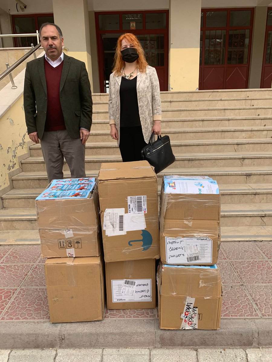 Okulumuz Türk Edebiyatı  Öğretmeni Nazan Karaduman 'in eşi tarafından 700 adet kitap bağışı yapılmıştır. Kendisine ve kıymetli eşine teşekkür ederiz.