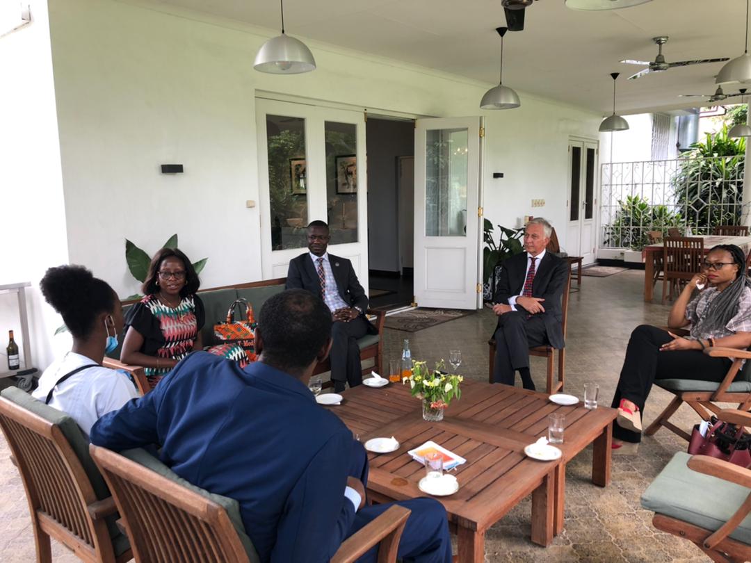 Jerecie (16 ans) était notre ambassadrice d'un jour, après avoir écrit un formidable essai sur les droits de jeunes filles en RDC! Elle a accompagné notre ambassadeur dans des discussions avec les partenaires actifs dans le genre. Merci d’être là, Jerecie!  #AmbassadorForADay