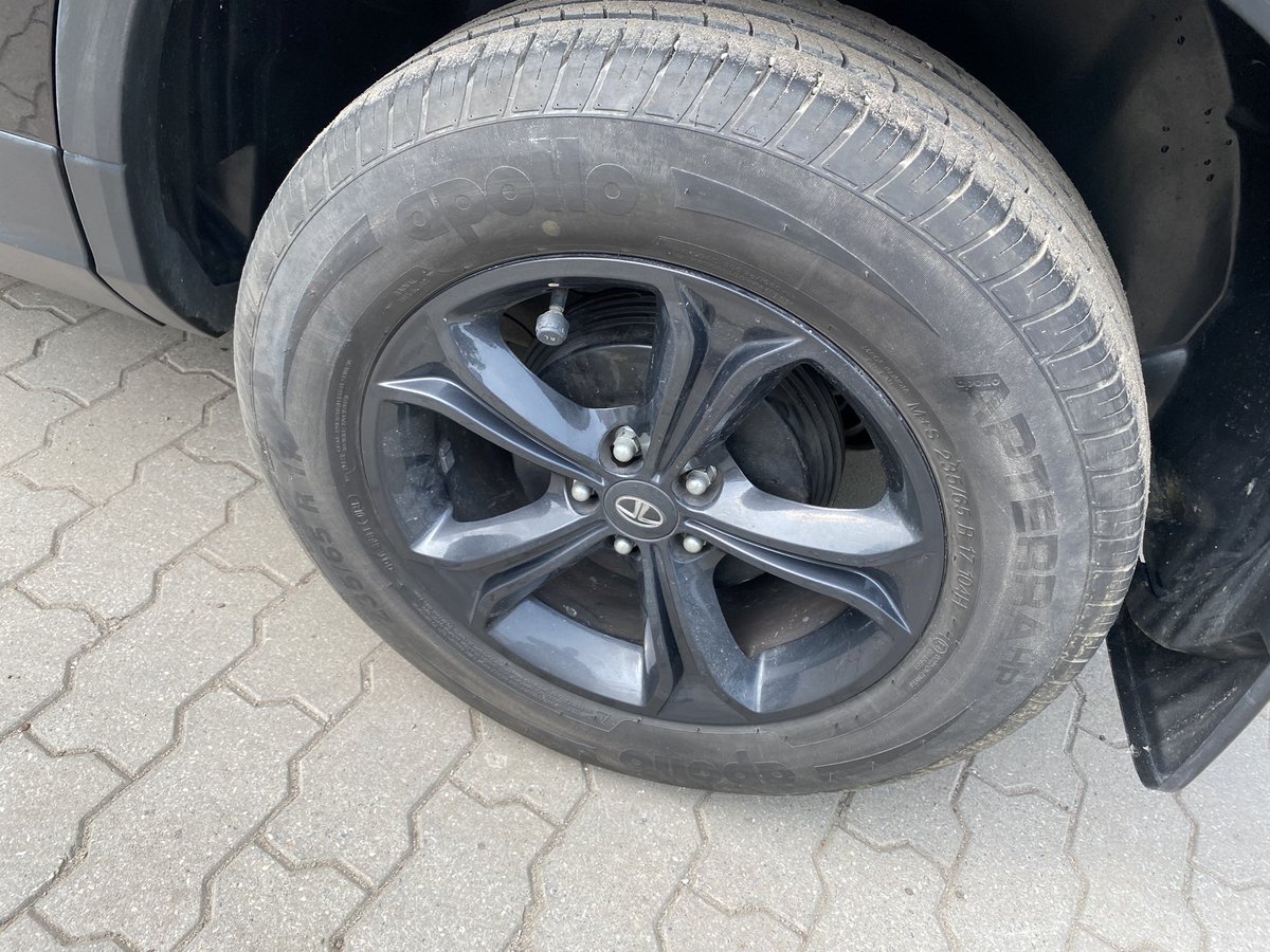 draxbyday's tweet photo. @TataMotors I came to Rangeet autos Siliguri for servicing. At 12.45 I was told that the veh is ready. On checking it turns out the service exec hadn’t even seen the veh before delivery. Major overhauling of the service system is required! It is now 14.20. Veh still not ready!! https://t.co/QxQQm4s9OP