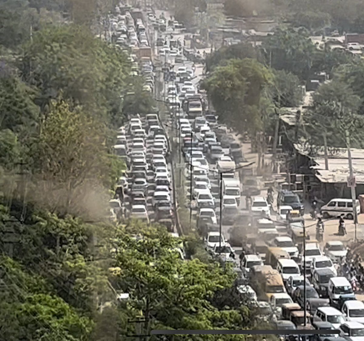prakhar_kapoor's tweet photo. @Saurabhsays_ @OfficialGMDA @TrafficGGM This is a real problem that needs immediate solution. Sharing a picture clicked day before yesterday of the road leading to Krishna Chowk from PVR. https://t.co/ysyIT5MDF2