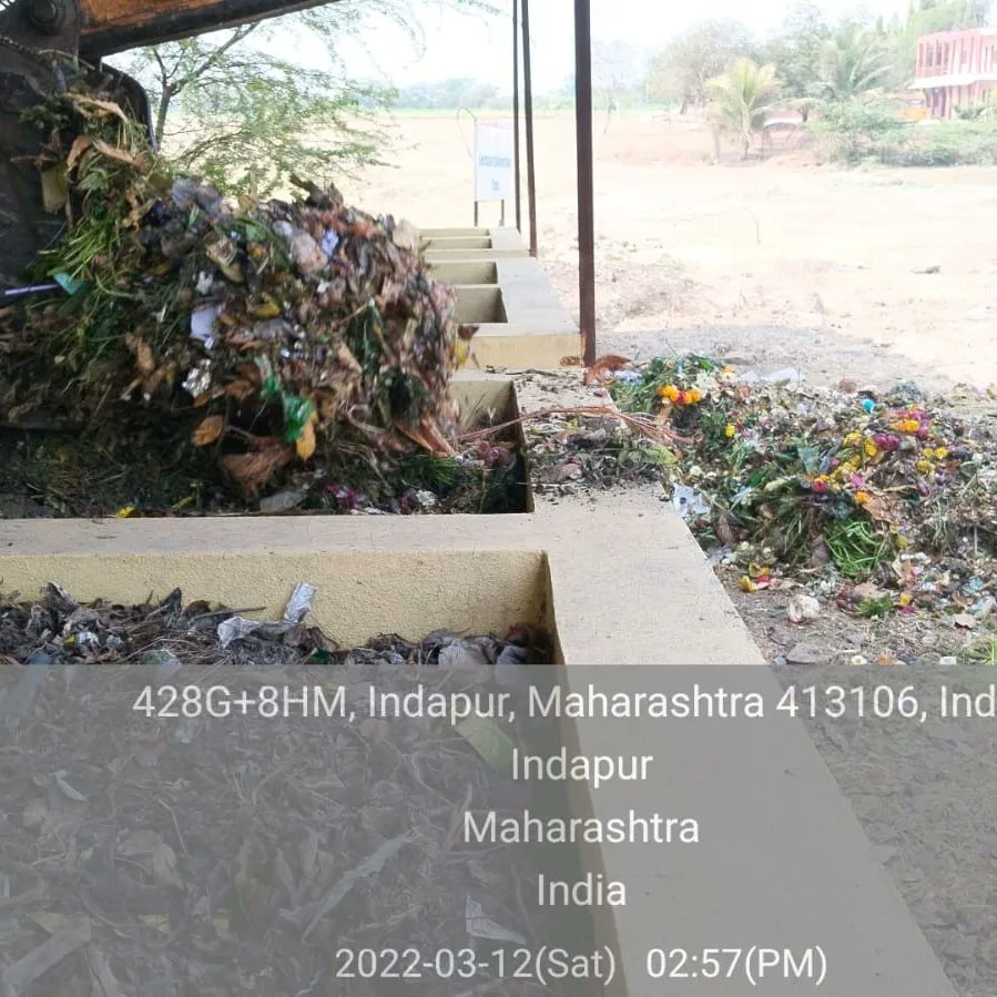 Swachh_Indapur's tweet photo. #MajhiVasundhara
#azadikaamrutmahostav
#swachchbharatmission
#compostmanure
#bulkwastegenerator
इंदापूर नगरपरिषद माझी वसुंधरा अभियानाअंतर्गत bulk waste generator मध्ये कंपोस्ट खत तयार करण्यासाठी ओला कचरा पसरवून त्यावर कल्चर सोडले जाऊन खत तयार केले जाते. काम करत असताना कर्मचारी. https://t.co/snGa5arXOR