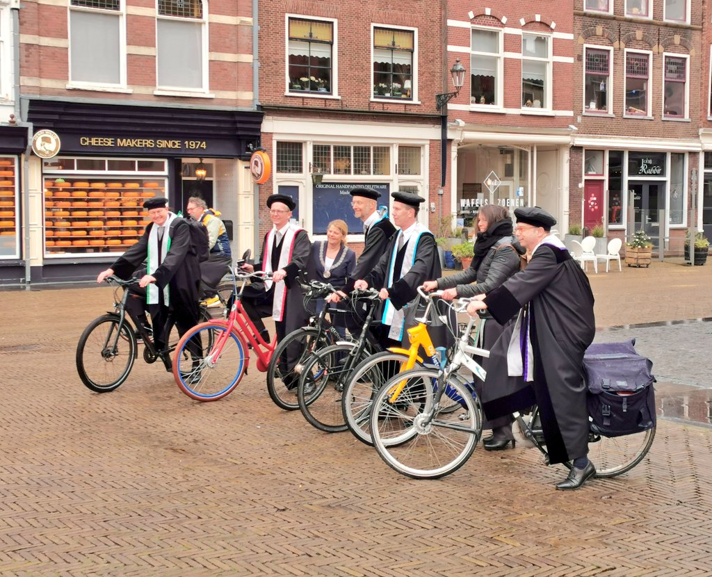 pieke hoekstra (@piekeh) on Twitter photo Wat is het weer een feest! Zojuist vertrokken 33 TU Delft hoogleraren naar de Delftse basisscholen. Ruim 800 kinderen uit groep 7 en 8 krijgen een gastles in het kader van Meet the Professor Delft 🤩 <a href="/VanBijsterveldt/">MarjaVanBijsterveldt</a> <a href="/tudelft/">TU Delft</a> <a href="/WIJStad/">WIJStad</a> <a href="/WetenschapsKP/">Wetenschapsknooppunten</a> <a href="/GemeenteDelft/">Gemeente Delft</a> Wat is het weer een feest! Zojuist vertrokken 33 TU Delft hoogleraren naar de Delftse basisscholen. Ruim 800 kinderen uit groep 7 en 8 krijgen een gastles in het kader van Meet the Professor Delft 🤩 <a href="/VanBijsterveldt/">MarjaVanBijsterveldt</a> <a href="/tudelft/">TU Delft</a> <a href="/WIJStad/">WIJStad</a> <a href="/WetenschapsKP/">Wetenschapsknooppunten</a> <a href="/GemeenteDelft/">Gemeente Delft</a>