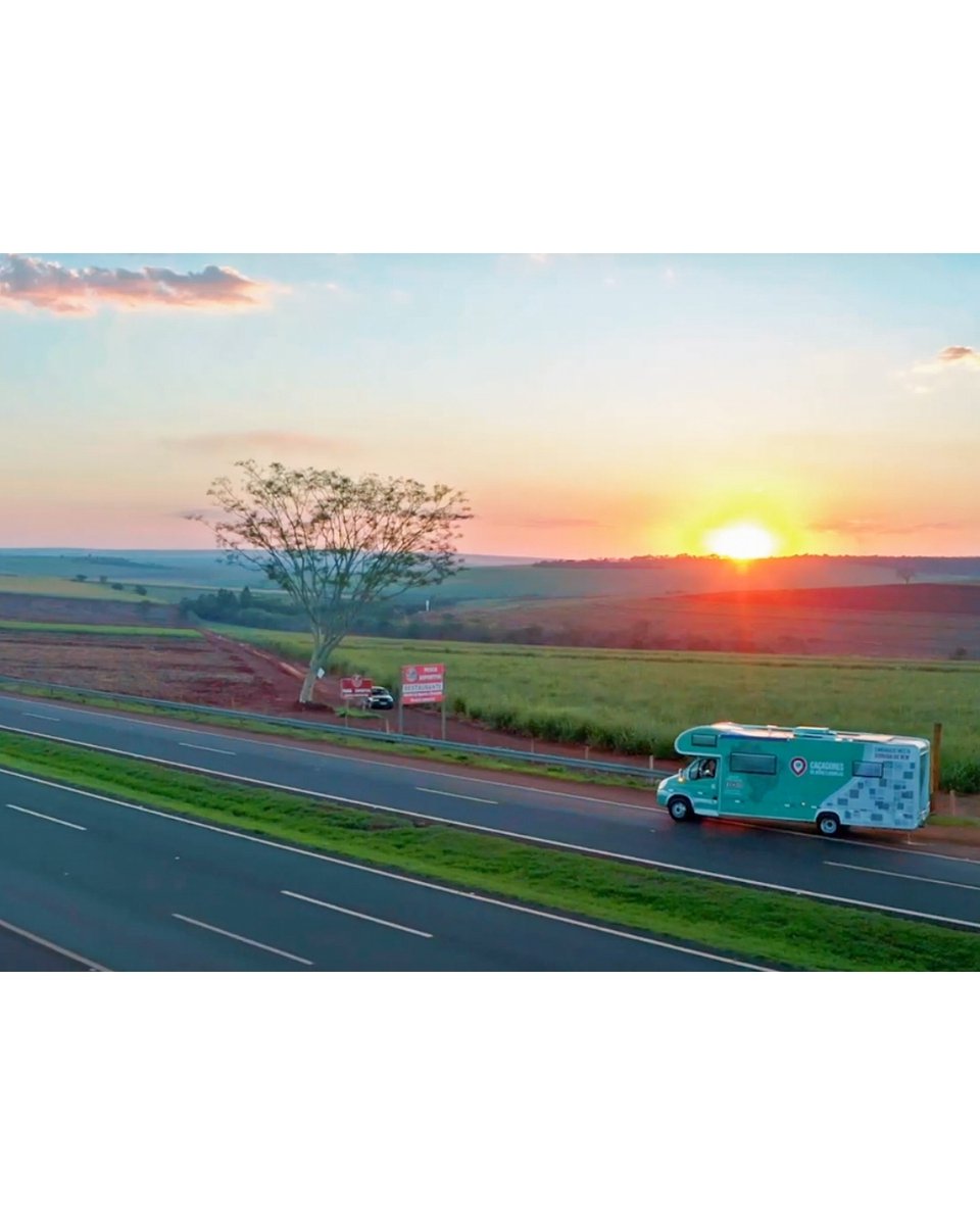 cacadoresdobem's tweet photo. Esse foi o motorhome que nos acolheu de forma incrível durante a pandemia 🚐❤
Quem aqui já teve a vontade de ter um desse e sair rodando o Brasil? 🙌🏼
#cdbe #bonsexemplos #fazerobem #família #união #motorhome #estrada #jornada https://t.co/BYHuX8ZlNg