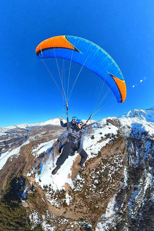esquiaenaragon's tweet photo. ¿Ver la #nieve desde el aire? 

Te sorprendería la cantidad de aventuras que podemos hacer en la nuestras montañas. Esta de volar en parapente y ver la nieve es apta para amantes de la aventura. ¿Te apuntas?

📸 @TENAPARK 

https://t.co/1XdiRxW3lz
@TDAragon https://t.co/Cxs3LMy9yp