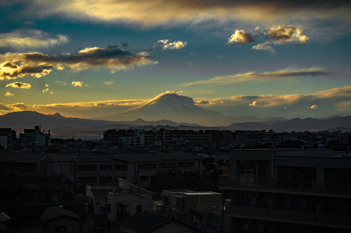 Enjoying the view for the afternoon.

Selamat sore teman-teman! Salah satu hal yang unik dari Gunung Fuji adalah gunung ini dapat terlihat dari berbagai tempat di sekitarnya. Foto ini diambil di sore hari dari stasiun monorel Enoshima.

Mau mencoba mengunjungi Enoshima?