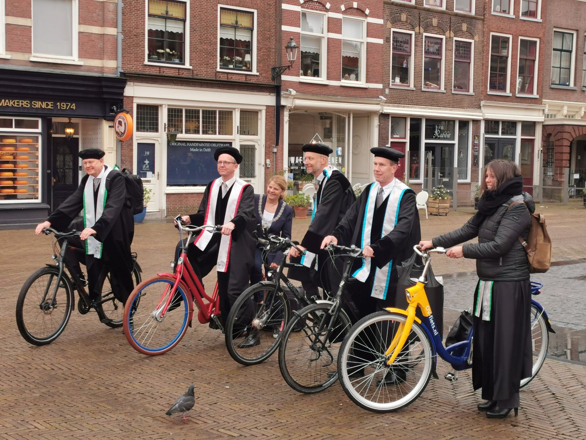 pieke hoekstra (@piekeh) on Twitter photo Wat is het weer een feest! Ondanks de regen zijn 35 TU hoogleraren op weg naar Delftse basisscholen. Meer dan 800 leerlingen uit groep 7 en 8 krijgen een gastles 🤩 <a href="/VanBijsterveldt/">MarjaVanBijsterveldt</a> <a href="/WIJStad/">WIJStad</a> <a href="/tudelft/">TU Delft</a> <a href="/GemeenteDelft/">Gemeente Delft</a> Wat is het weer een feest! Ondanks de regen zijn 35 TU hoogleraren op weg naar Delftse basisscholen. Meer dan 800 leerlingen uit groep 7 en 8 krijgen een gastles 🤩 <a href="/VanBijsterveldt/">MarjaVanBijsterveldt</a> <a href="/WIJStad/">WIJStad</a> <a href="/tudelft/">TU Delft</a> <a href="/GemeenteDelft/">Gemeente Delft</a>