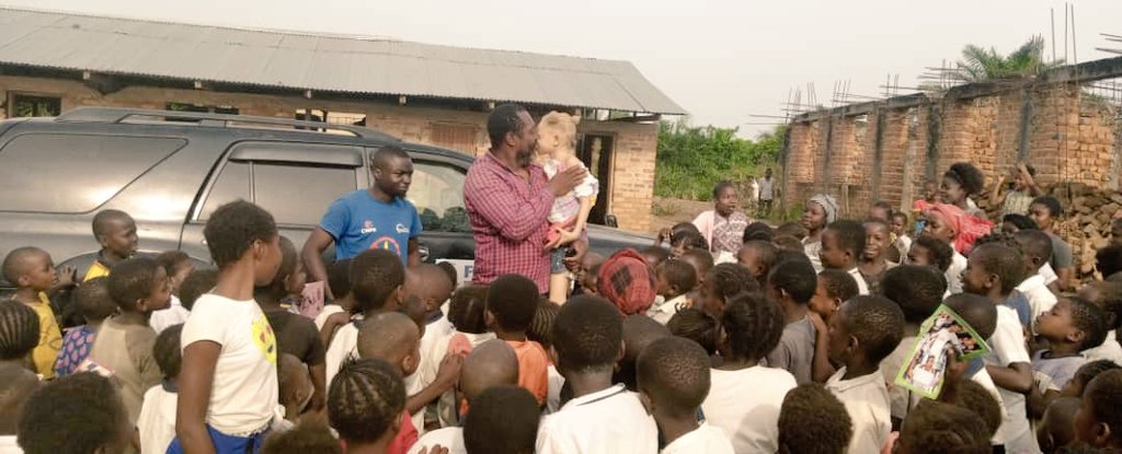 FAKA_FOUNDATION's tweet photo. L'hon #ASSANI a communié avec les élèves lors de son passage à #Belgika.👏
Il donne sourire à la population sans discrimination 💕 https://t.co/Tr0BIJ52Tw