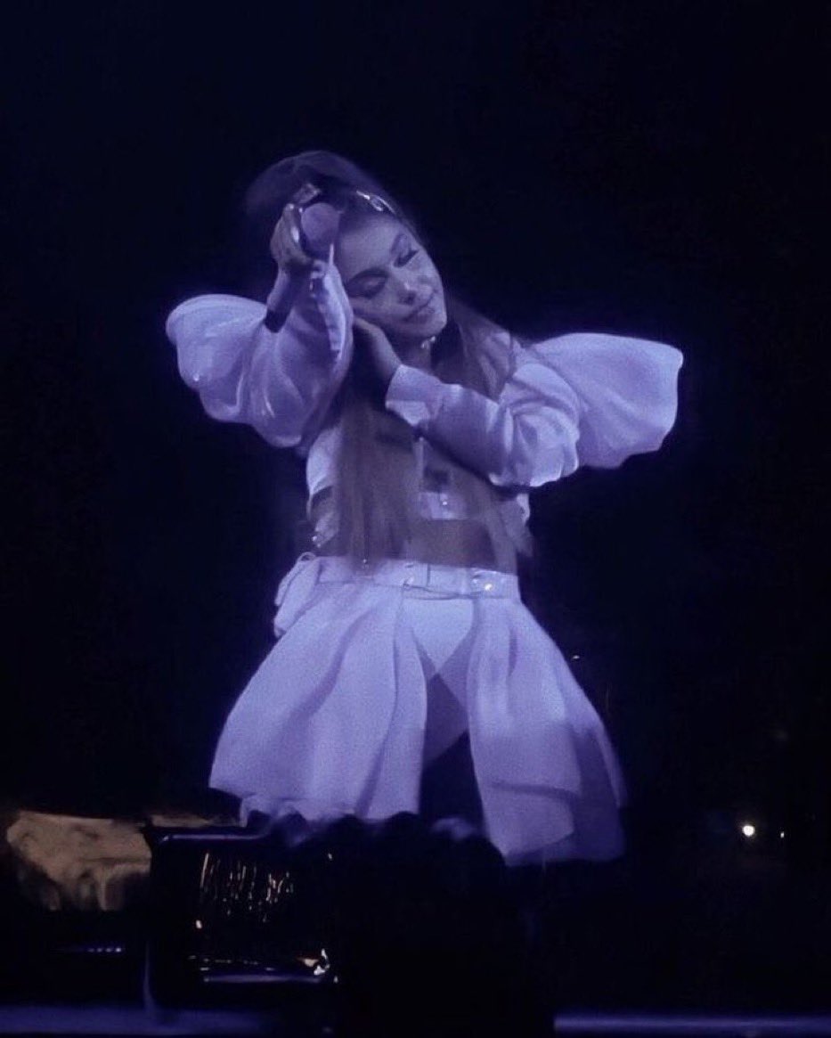 breakfwree's tweet photo. just ariana grande being the cutest human ever https://t.co/7PVD9U9I10