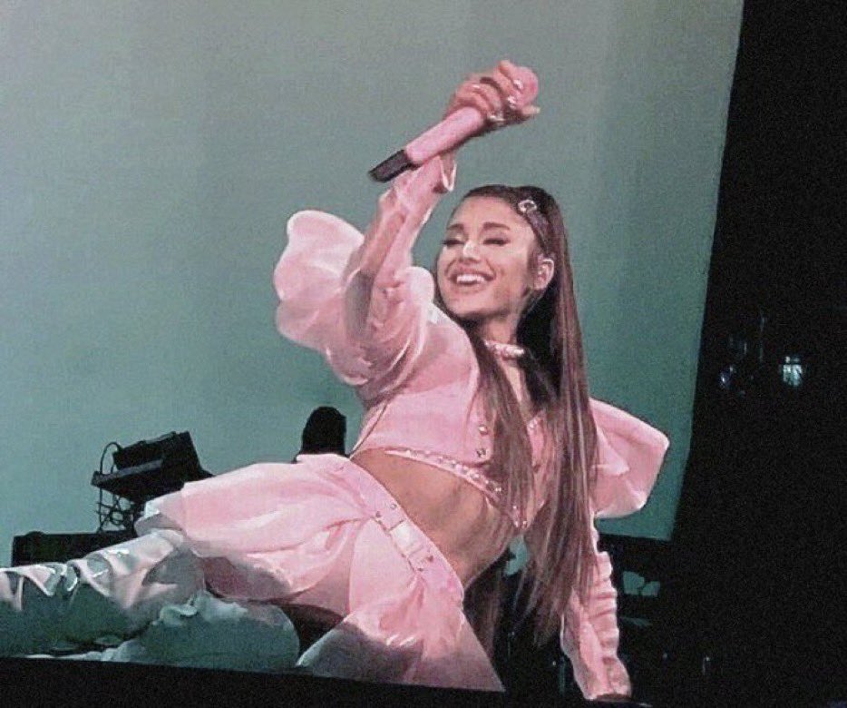 breakfwree's tweet photo. just ariana grande being the cutest human ever https://t.co/7PVD9U9I10