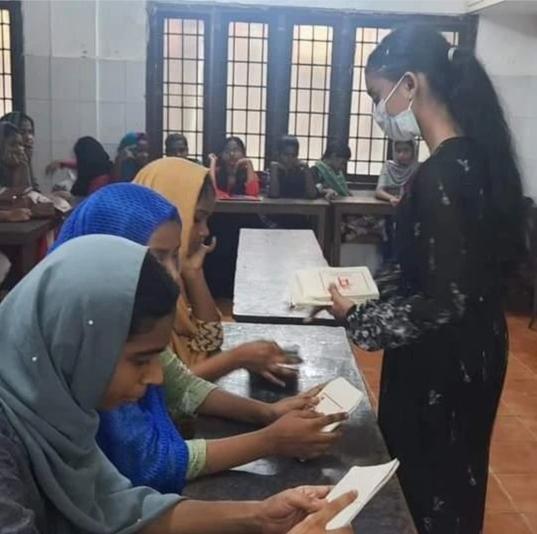 _TheRedLotus_'s tweet photo. TRL held a distribution drive at the Crescent Girls' Orphanage in Kochi, Kerala and distributed 150 packets among 20 #menstruators stressing on the proper disposal of menstrual waste and #sustainable menstruation https://t.co/orJ2Kr5f9O