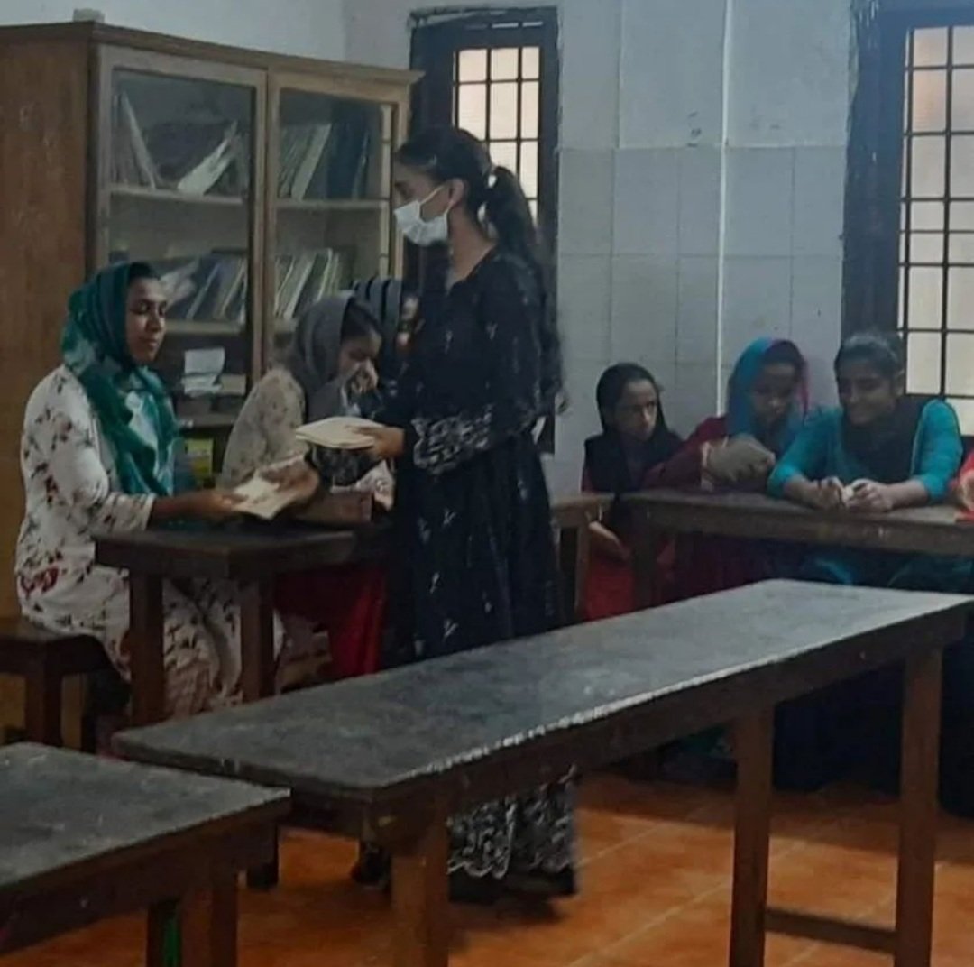 _TheRedLotus_'s tweet photo. TRL held a distribution drive at the Crescent Girls' Orphanage in Kochi, Kerala and distributed 150 packets among 20 #menstruators stressing on the proper disposal of menstrual waste and #sustainable menstruation https://t.co/orJ2Kr5f9O