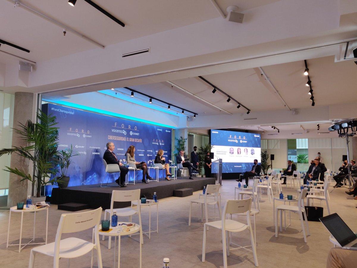 Fernando_Esteve's tweet photo. Continúa el #ForoCiberseguridad, sobre #competitividad y #ciberseguridad , tratando el surgimiento de nuevas formas de #crimen en el #Internet y el #Metaverso, y la #inversión en #Seguridad, #cultura y #talento @CIONET @Vocento @guardiacivil @zscaler @Adif_es https://t.co/7FsmP23c4l