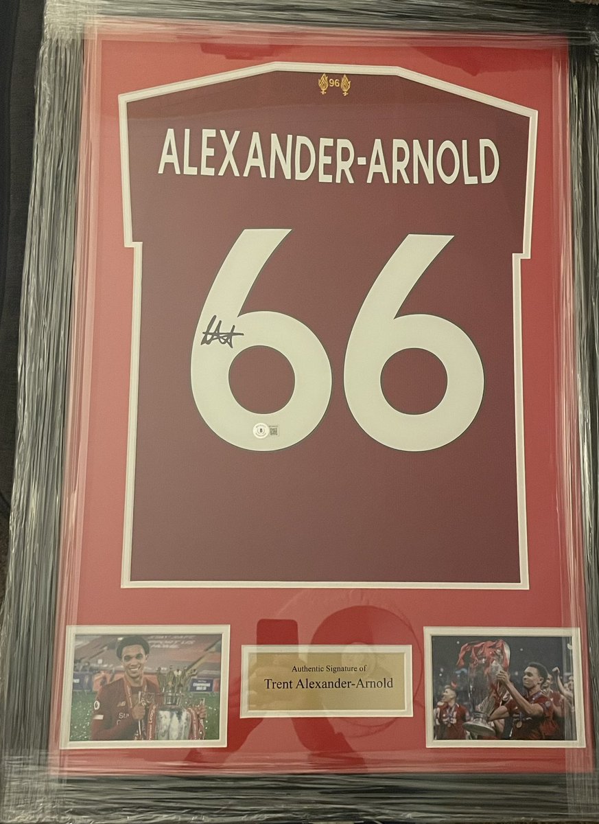 Transferzone00's tweet photo. 🔥 FREE TO ENTER 🔥 

If Real Madrid beat Chelsea tonight then 1 person will be randomly selected to win this amazing item with certificate of authenticity 🤩 

To Enter ⤵️

Retweet 🔁
Follow @transferzone00 and @Sportysuz21 https://t.co/BP3ISo8ix2