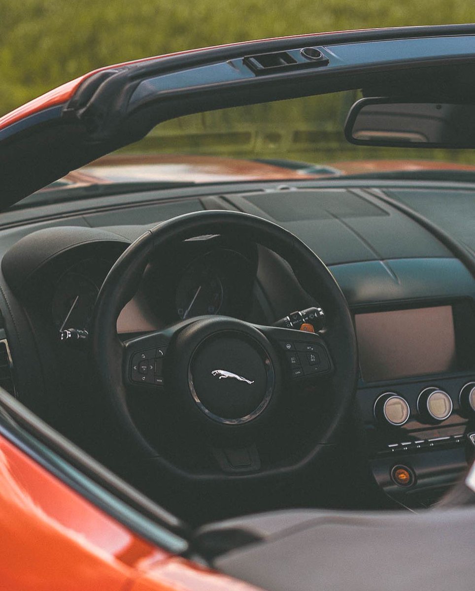 LAB_Officiel's tweet photo. Une Jaguar, un V8 Supercharged et les cheveux au vent… 🐆
-
Digne héritière de l’emblématique Type E, il s’agit de la Jaguar F-Type cabriolet, ici en finition S. Sous le capot, un V8 5.0 de 495ch avec une puissance fiscale de 40cv.
-
#jaguar #ftype #carsandcoffee #voituredesport https://t.co/O63j81qhPk
