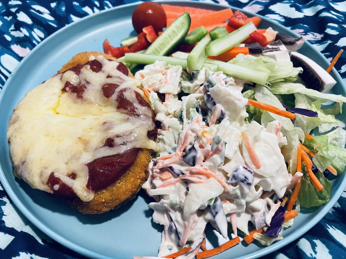 djmelbau's tweet photo. Wednesday’s dinner - homemade gf and df chicken parmigiana with salad #glutenfree #dairyfree #chickenparma #salad https://t.co/dg1wtaSfa8