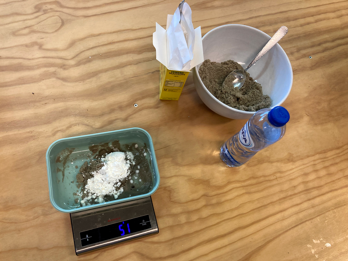 astridpoot's tweet photo. Terwijl ik luister naar het debat over de curriculumherziening (https://t.co/nHXllFhLbZ) maak ik #corncrete #biobeton #makered https://t.co/d0D5f0XsUr