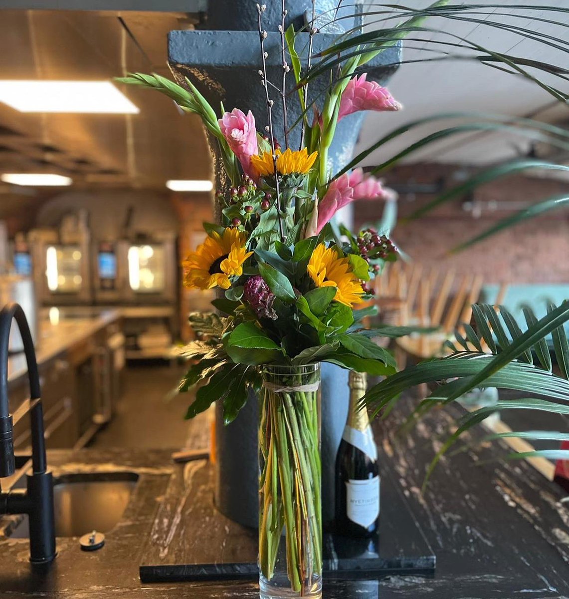 Bringing some sunshine to the Albert Dock this morning at <a href="/LerpwlRest/">Lerpwl</a>