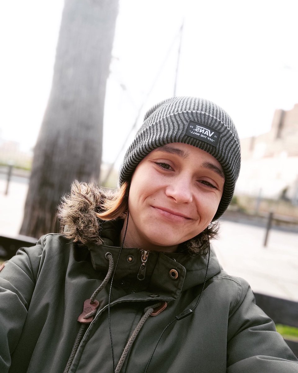 andreagongrac's tweet photo. Esta soy yo, para que me pongais cara jajaja 💚#SaludMental #LGBT #tlp #selfie https://t.co/8CUiTw1s9J