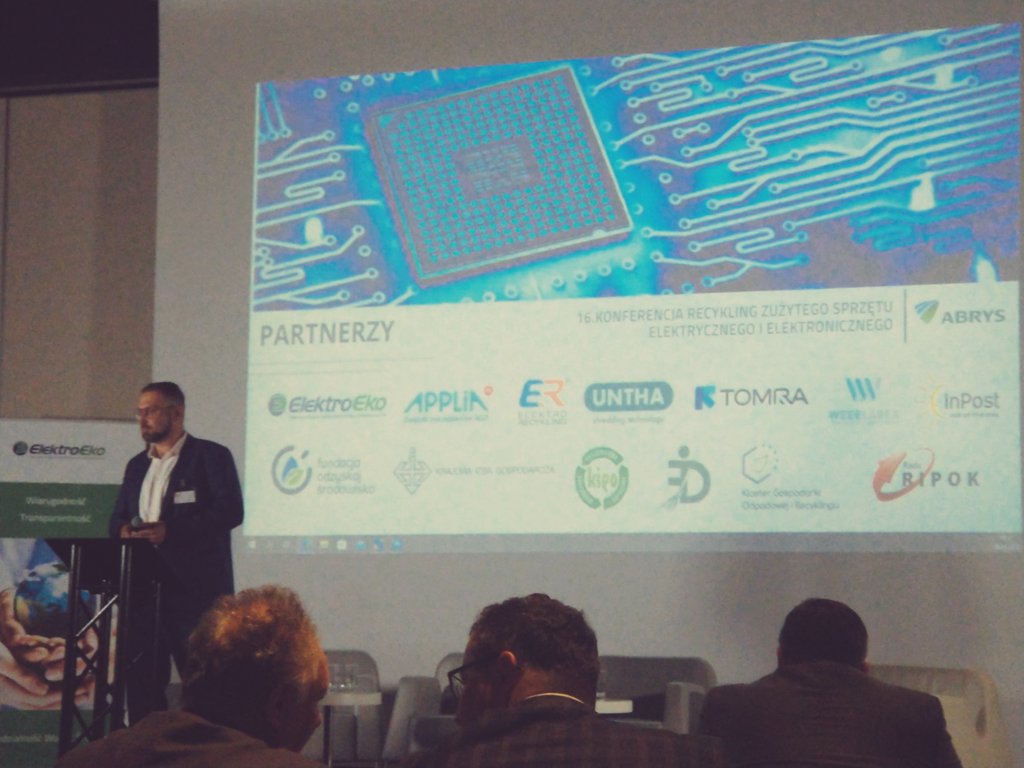 KlasterGOZ's tweet photo. Trwa debata o elektrorecykling podczas konferencji recykling #ZSEE @AbrysPoznan, której @KlasterOdpadowy patronuje https://t.co/TFqy1KuM1F