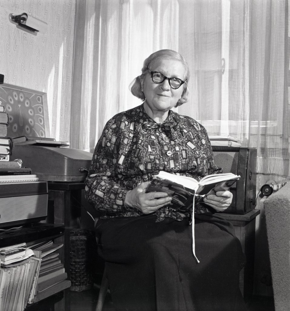 CRMatematica's tweet photo. #MathCrushMonday Rózsa Péter (1905-1977)
Contribuyó al desarrollo de la #TeoríaFunciones Especiales Recursivas. Definió una #función de 2 #variables, la función de Ackermann. Autora de "Playing with Infinity" y de "Recursive Functions in Computer Theory". La 1a mujer de la HAS. https://t.co/pJ7AR88IVS